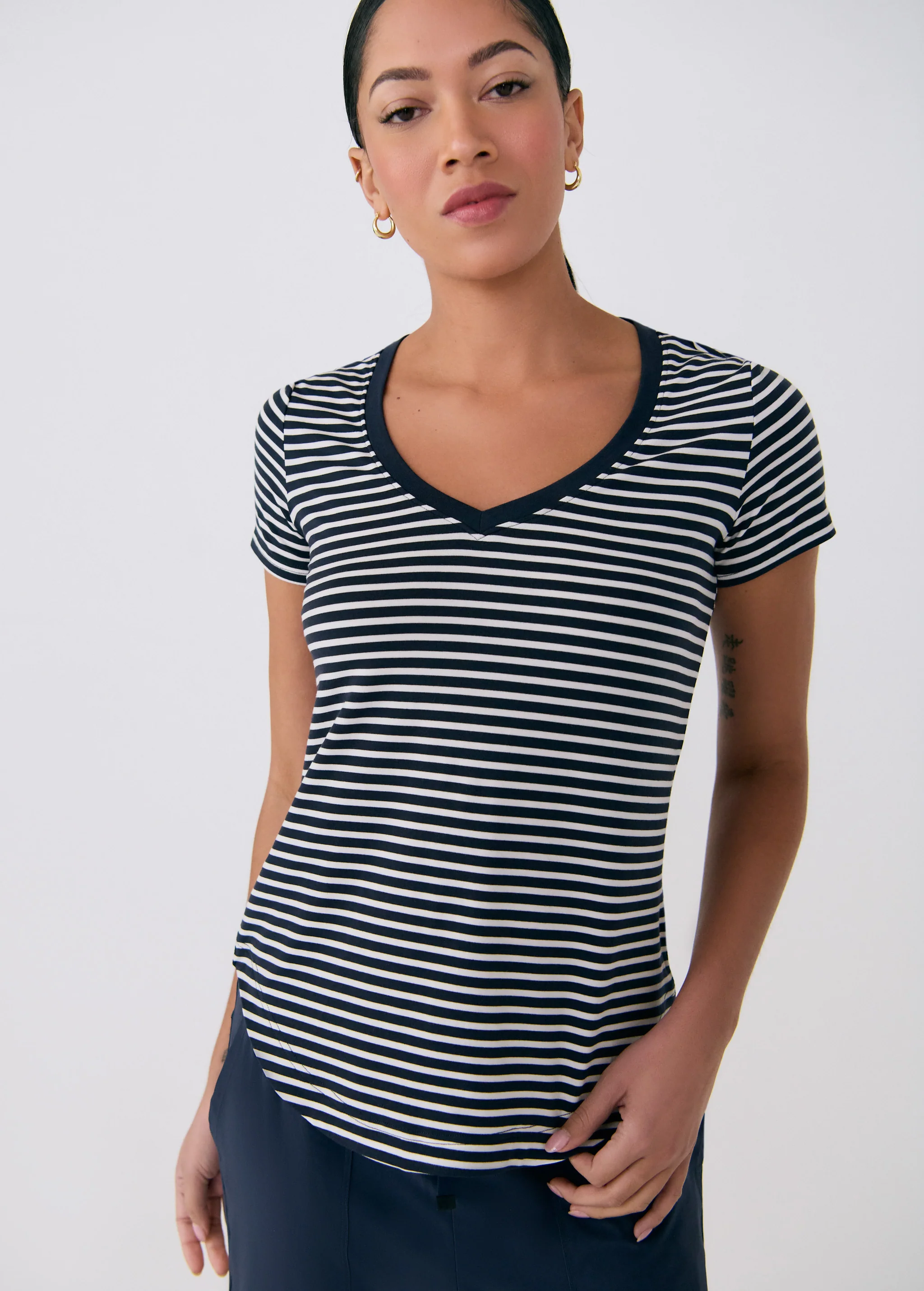 Dynamic V-neck - Image 12