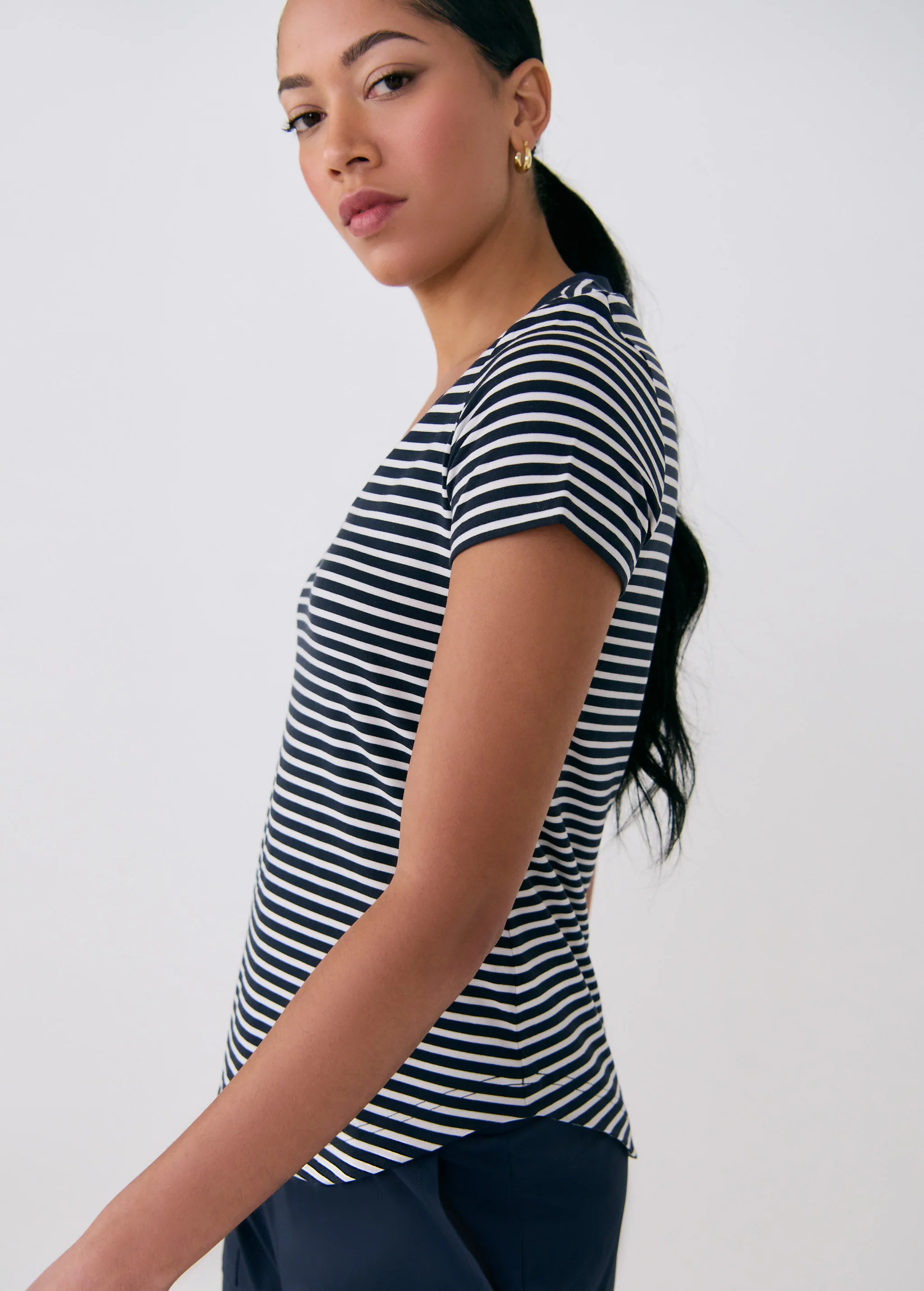 Dynamic V-neck - Image 13