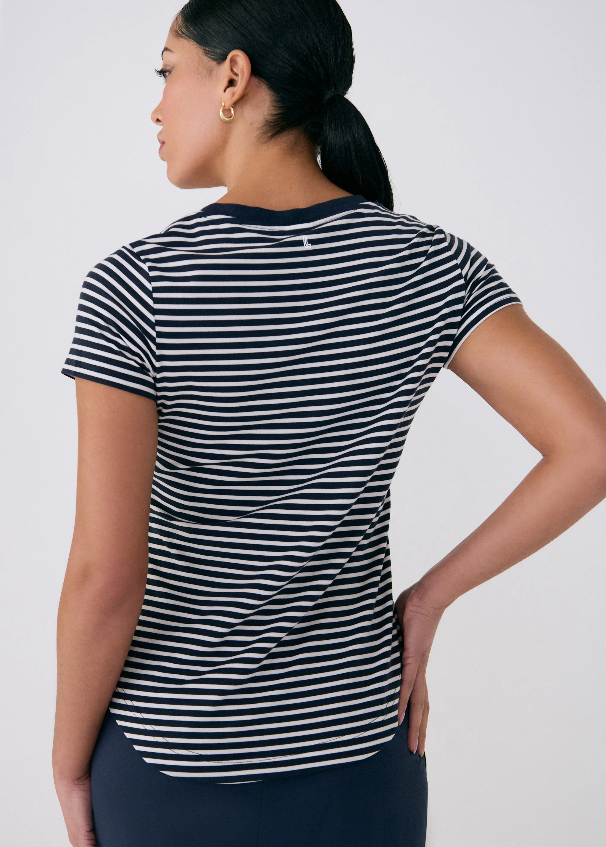 Dynamic V-neck - Image 14
