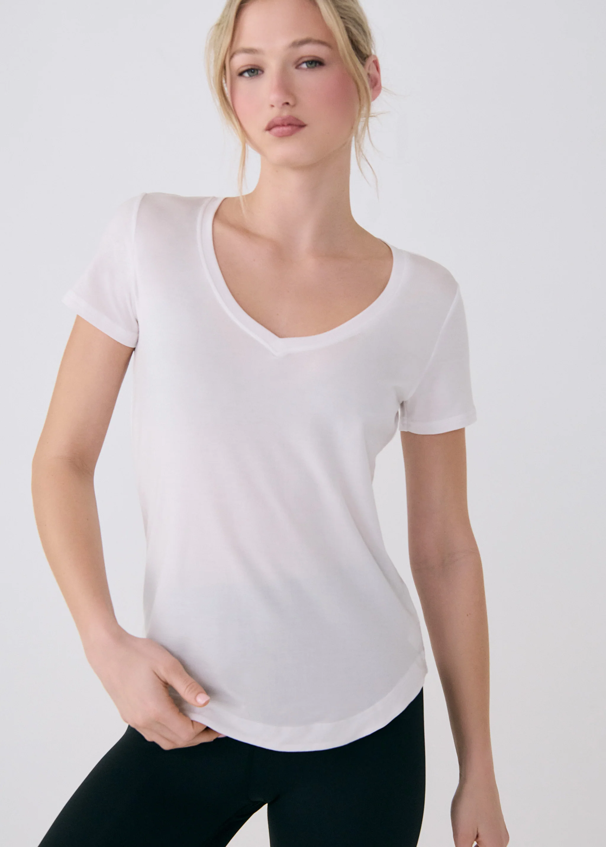 Dynamic V-neck - Image 15