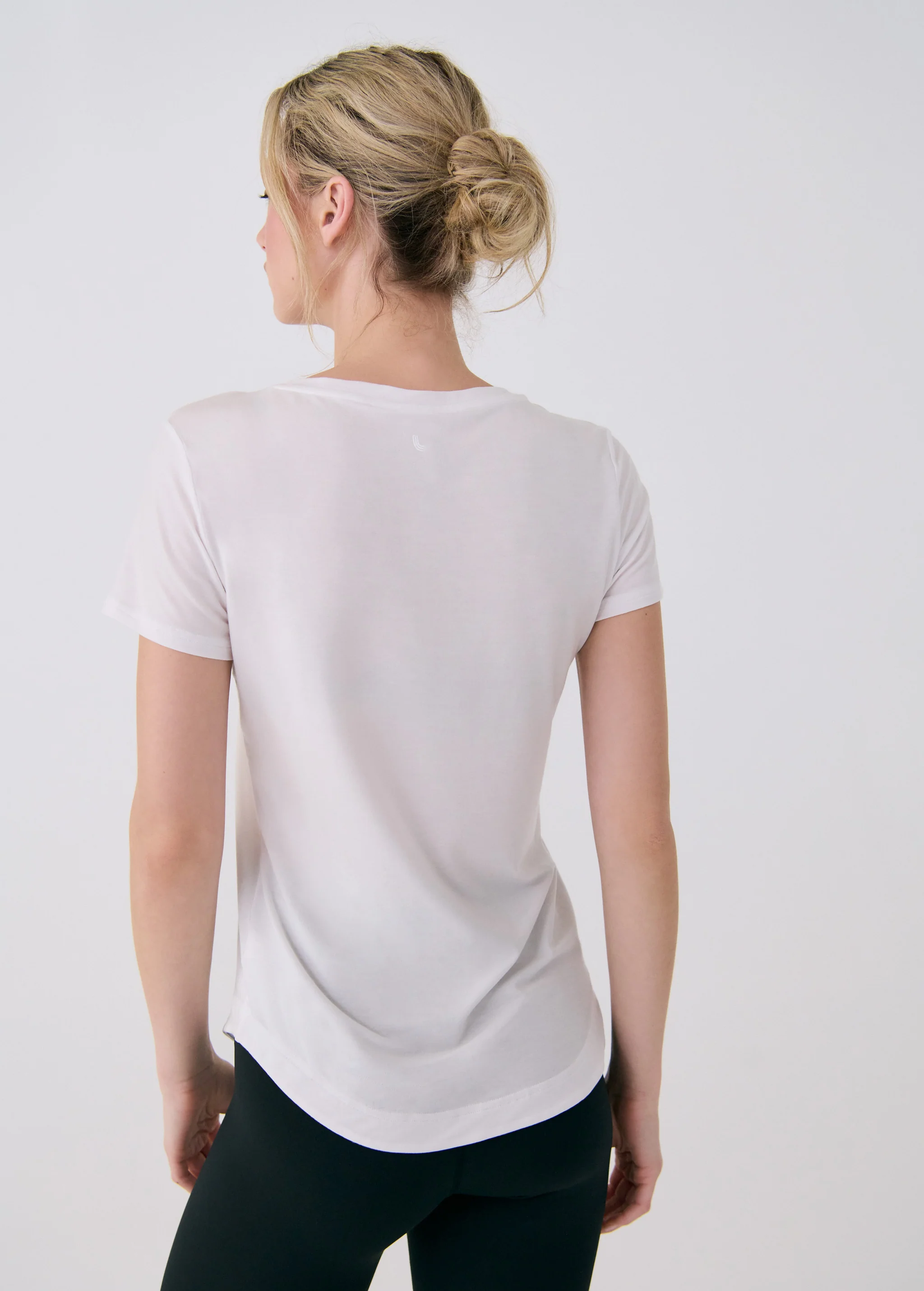 Dynamic V-neck - Image 17
