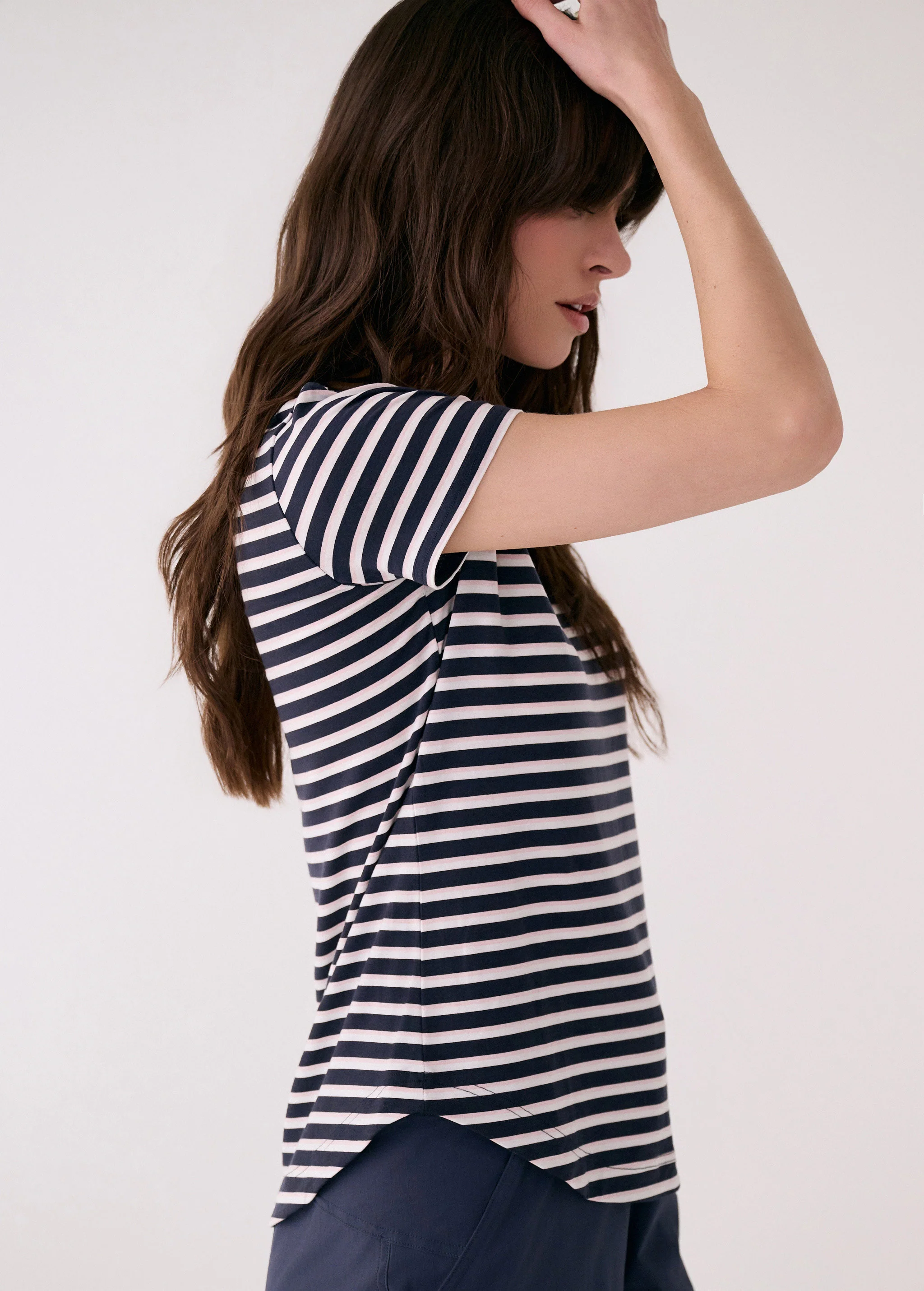 Dynamic V-neck - Image 2