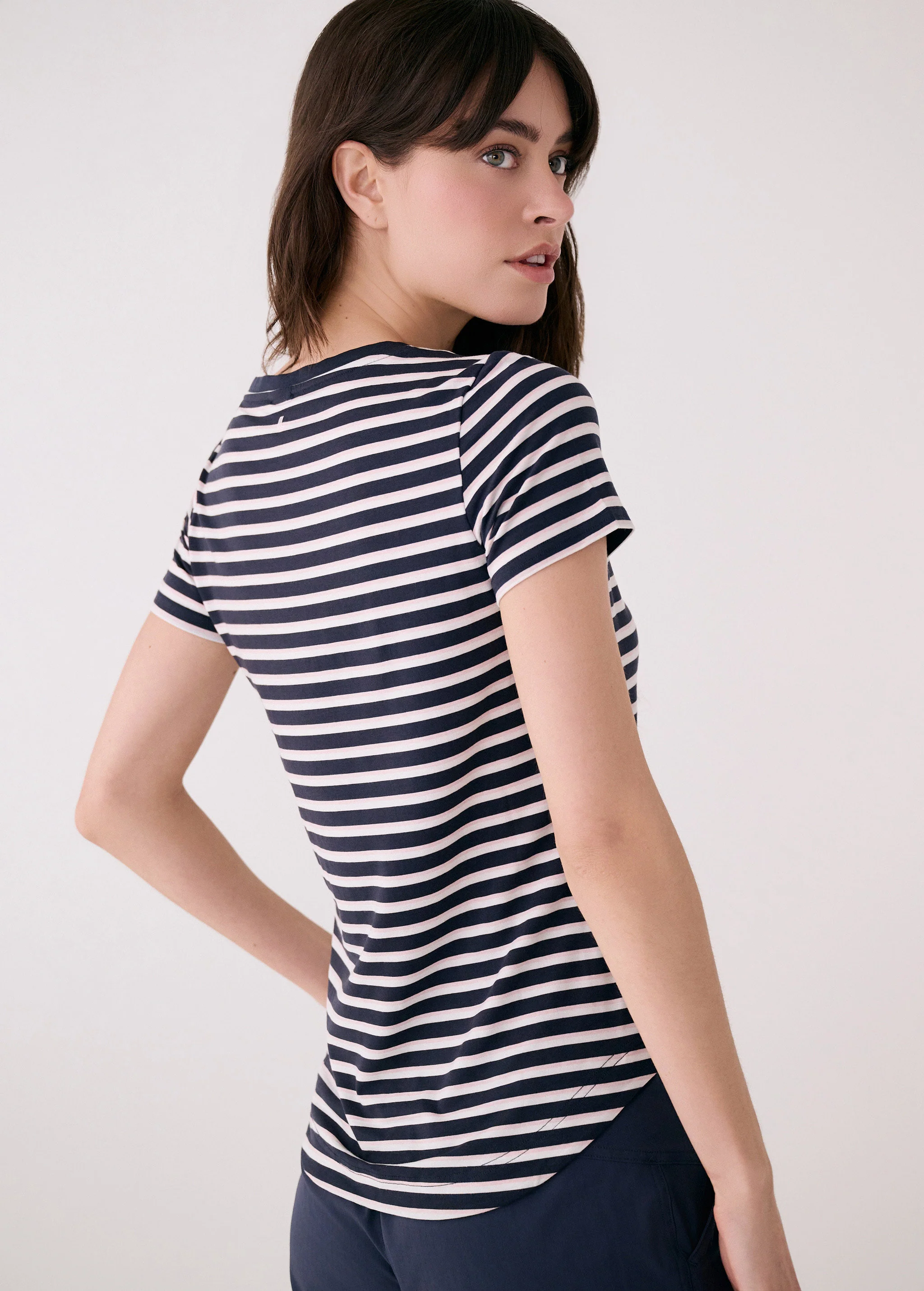 Dynamic V-neck - Image 3