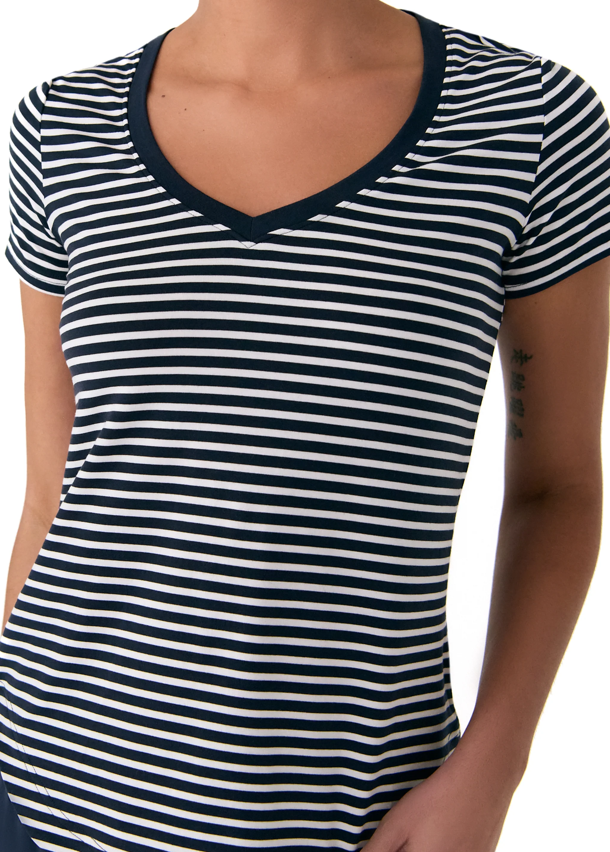 Dynamic V-neck - Image 37