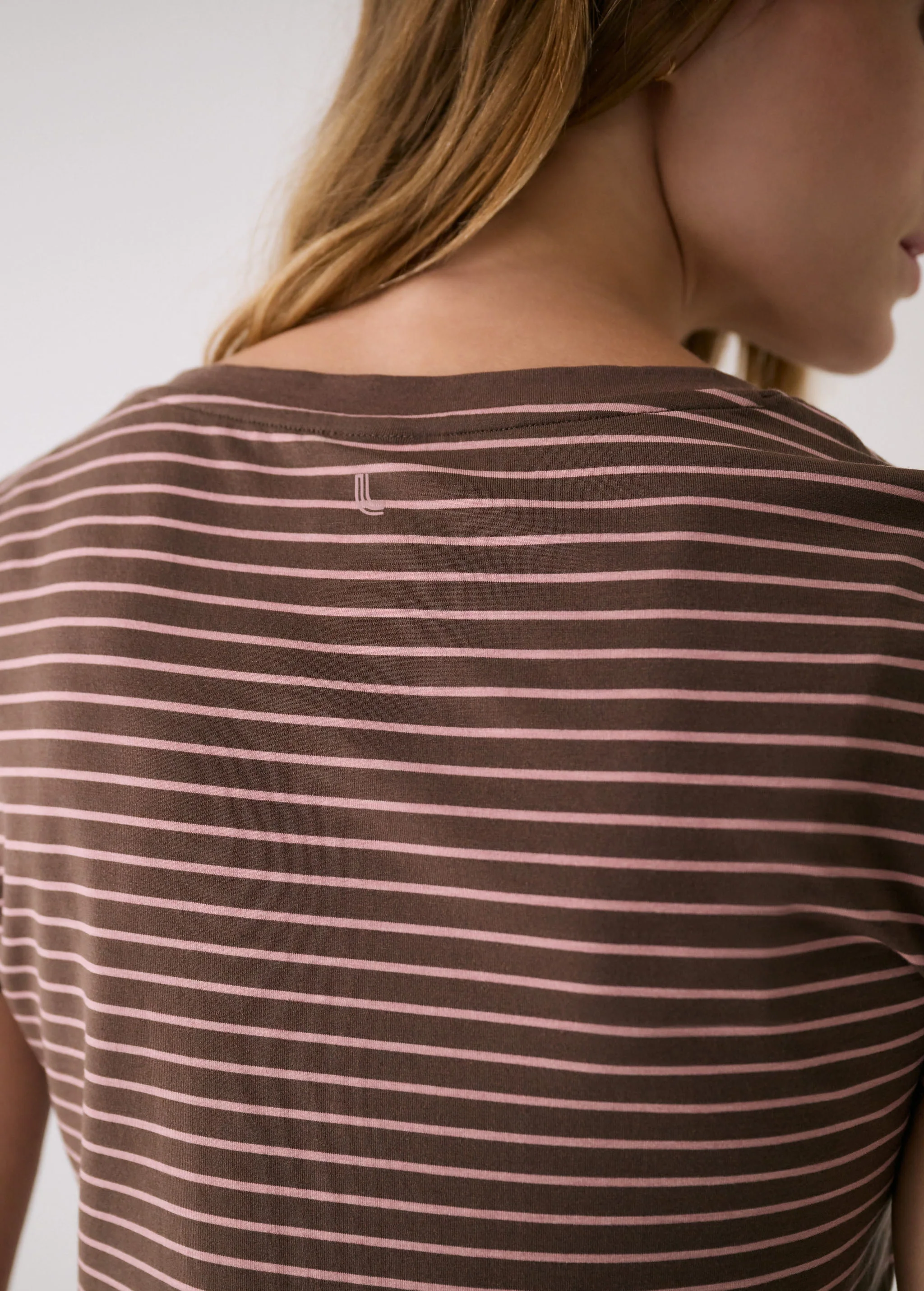 Dynamic V-neck - Image 43
