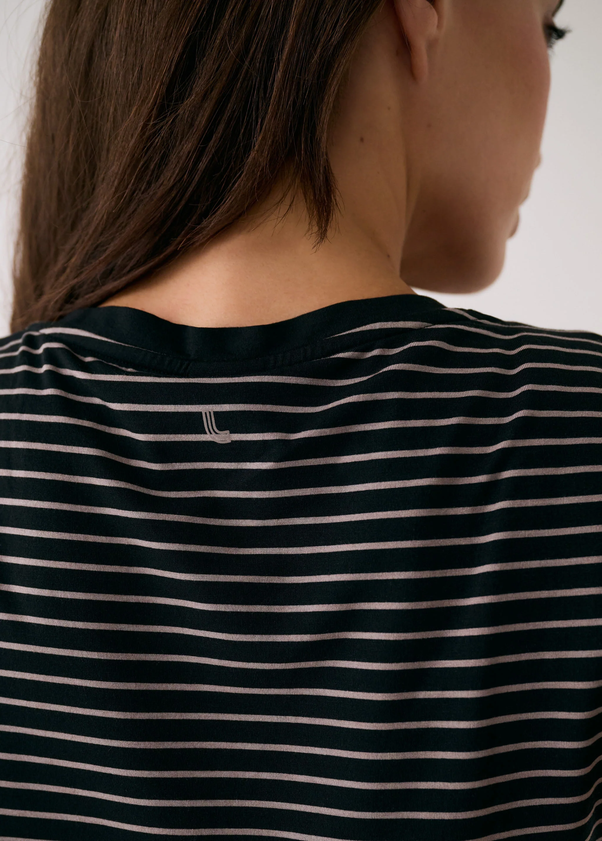 Dynamic V-neck - Image 47