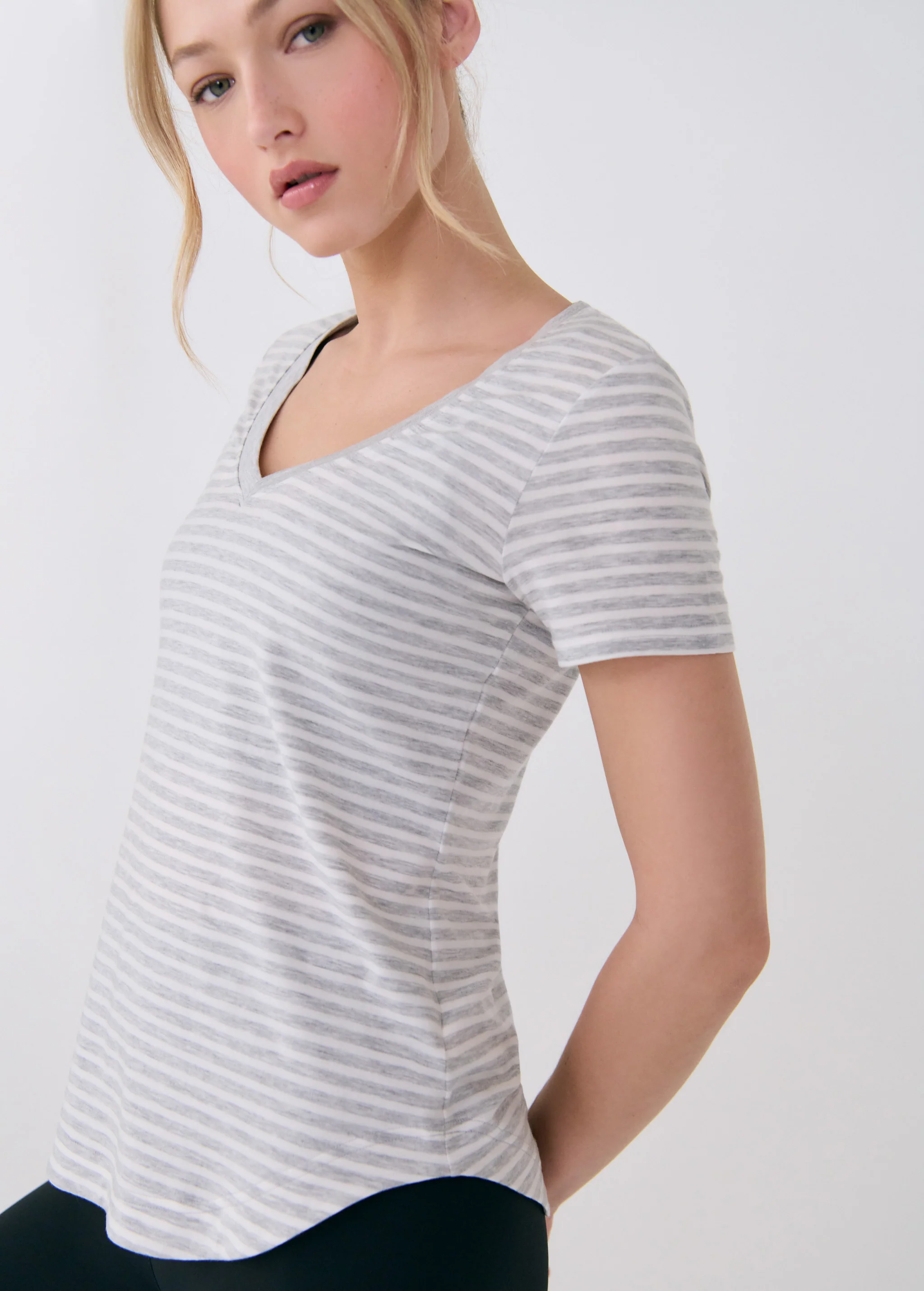 Dynamic V-neck - Image 9